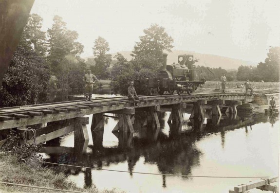 Ymarfer adeiladu pont yn Pwllholm, Monmouth, 1906